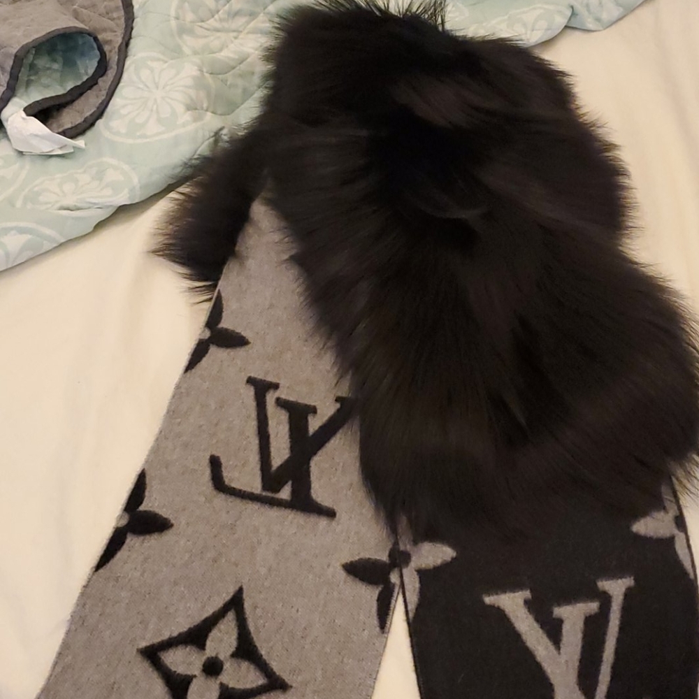 Louis Vuitton fur shoulder scarf